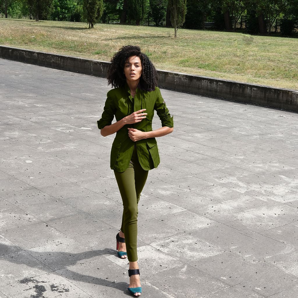 Claudia mesure 1.78m et porte une taille 02