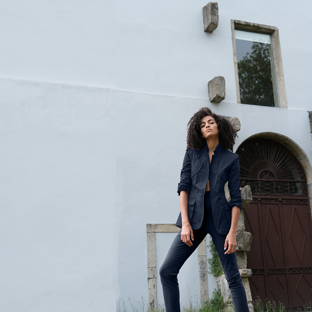 Claudia mesure 1.78m et porte une taille 02