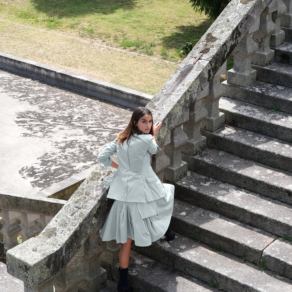 Sara mesure 1.74m  et porte une taille 02