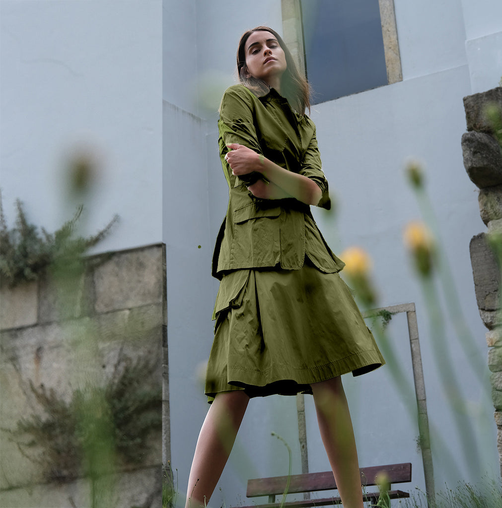 Sara mesure 1.74m  et porte une taille 02