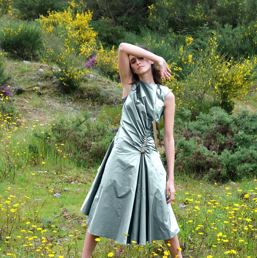 Sara mesure 1.74m et porte une taille 02